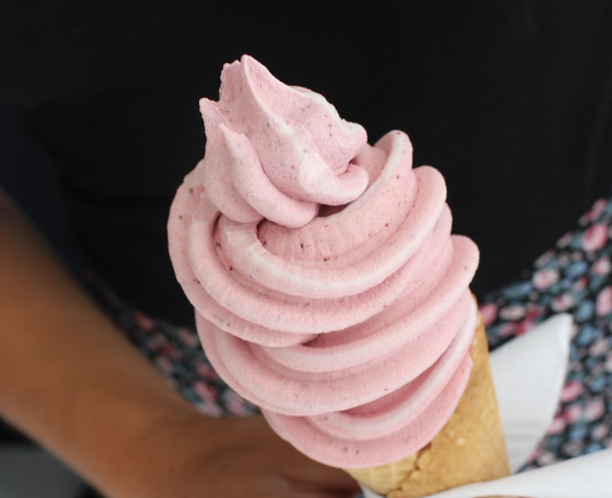 给孩子吃冰淇淋，要懂得适量。1.摄入过多，影响食欲一份冰淇淋，含有很高的热量，吃