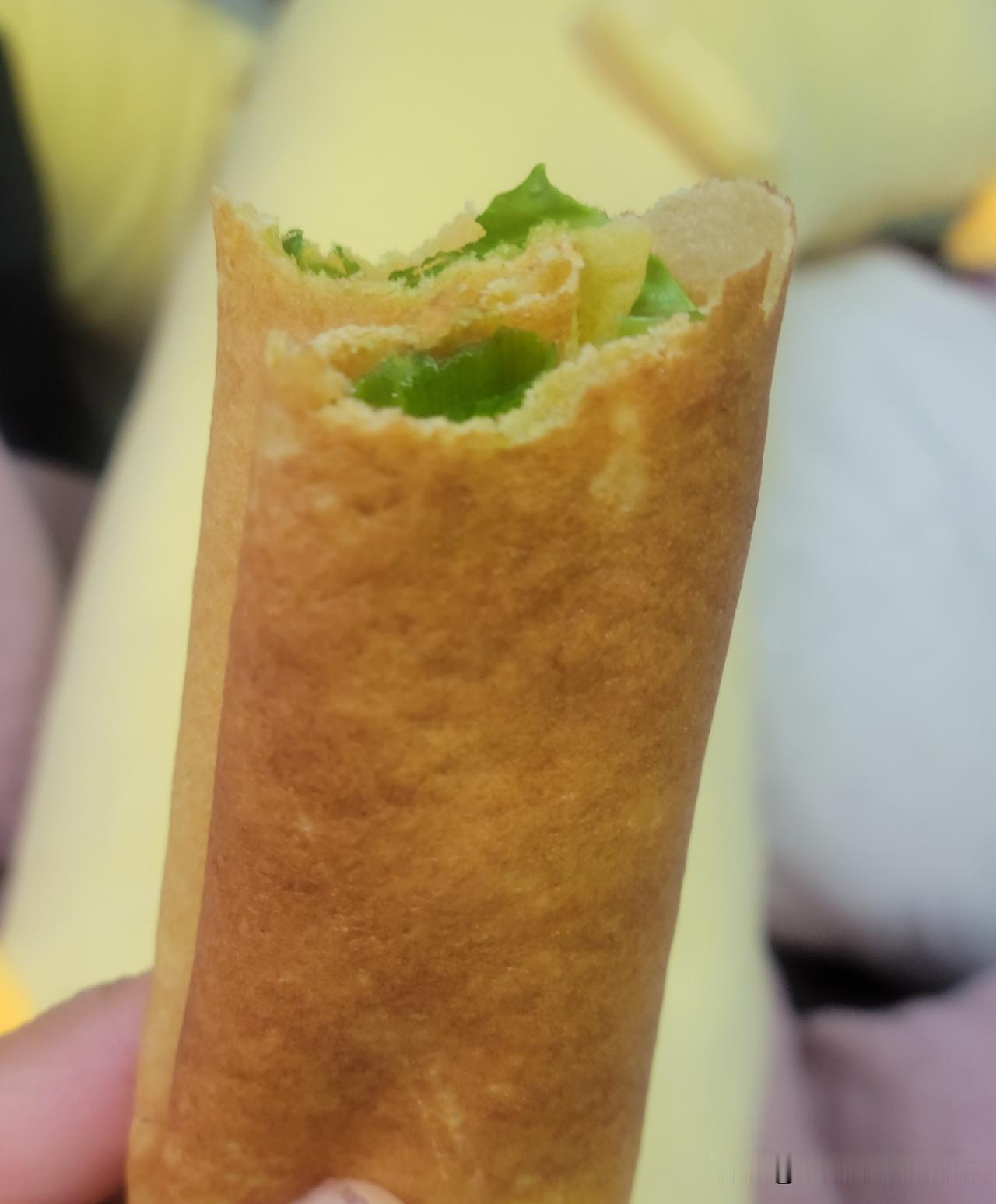 昨天小妹特地去老家一个大型菜市场，给我买了两袋老式手工煎饼，我一打开袋，酸酸的味
