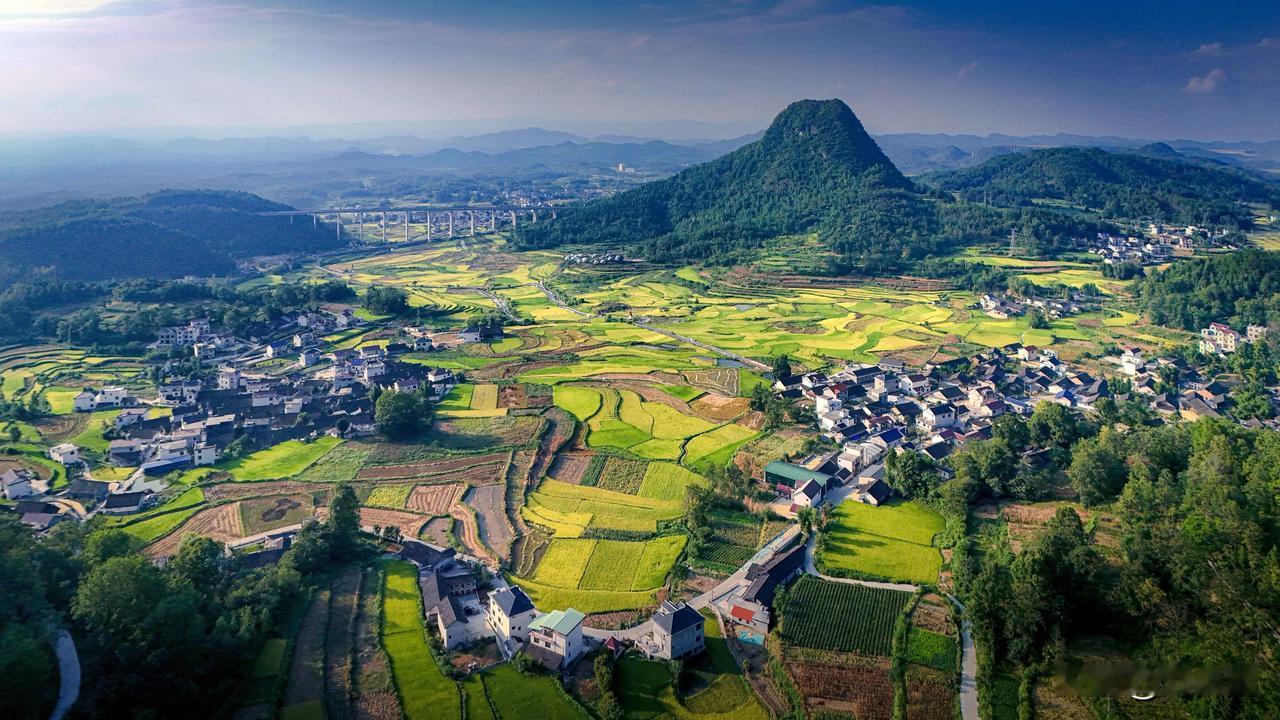 文笔峰对联新作三对
（2024年9月12日）
一
上联：尖山似笔，倒写青天一张纸