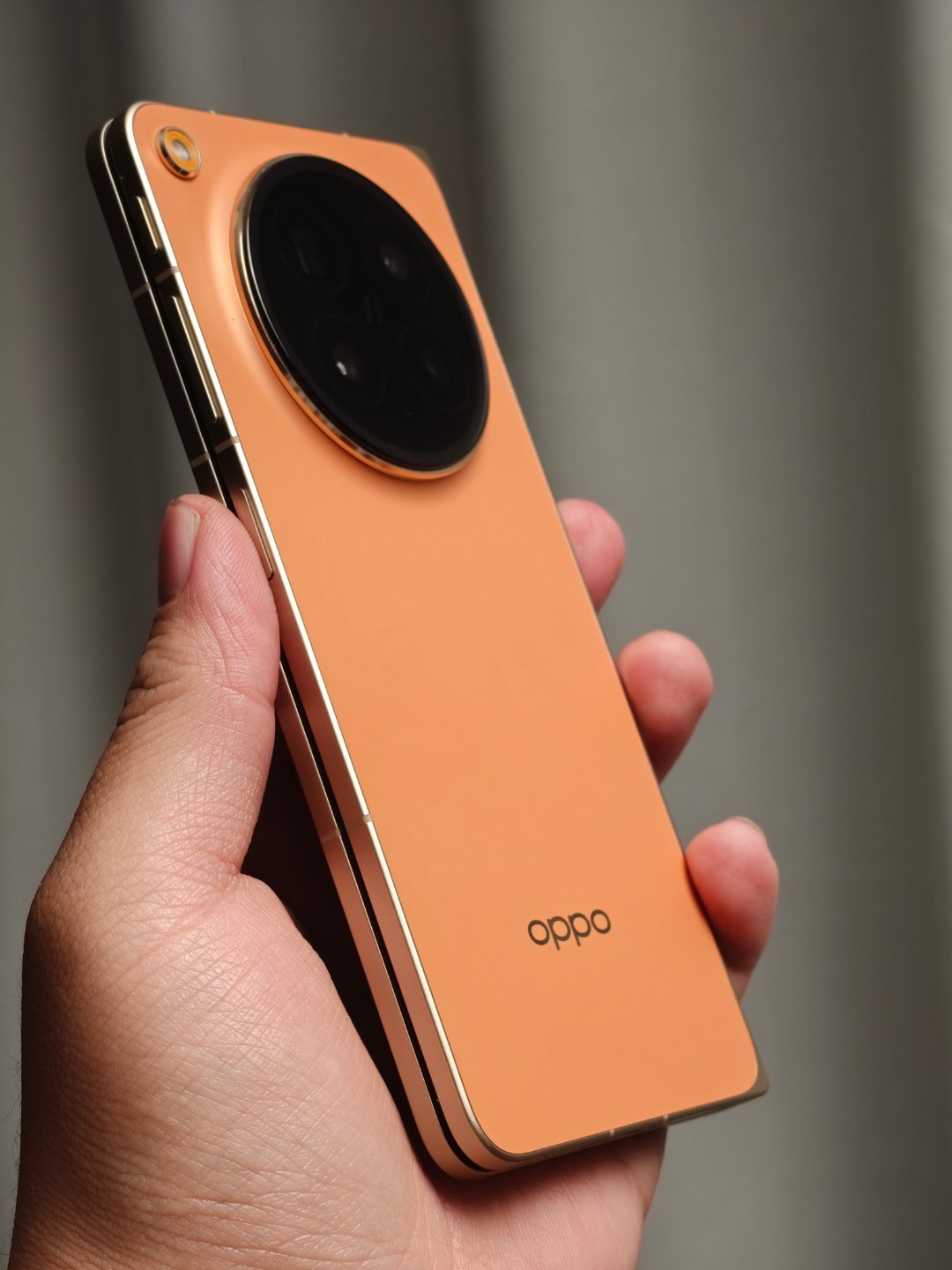 刚开始觉得 OPPO Find N6 这个金橙配色巨丑无比，丑着丑着好看起来了，