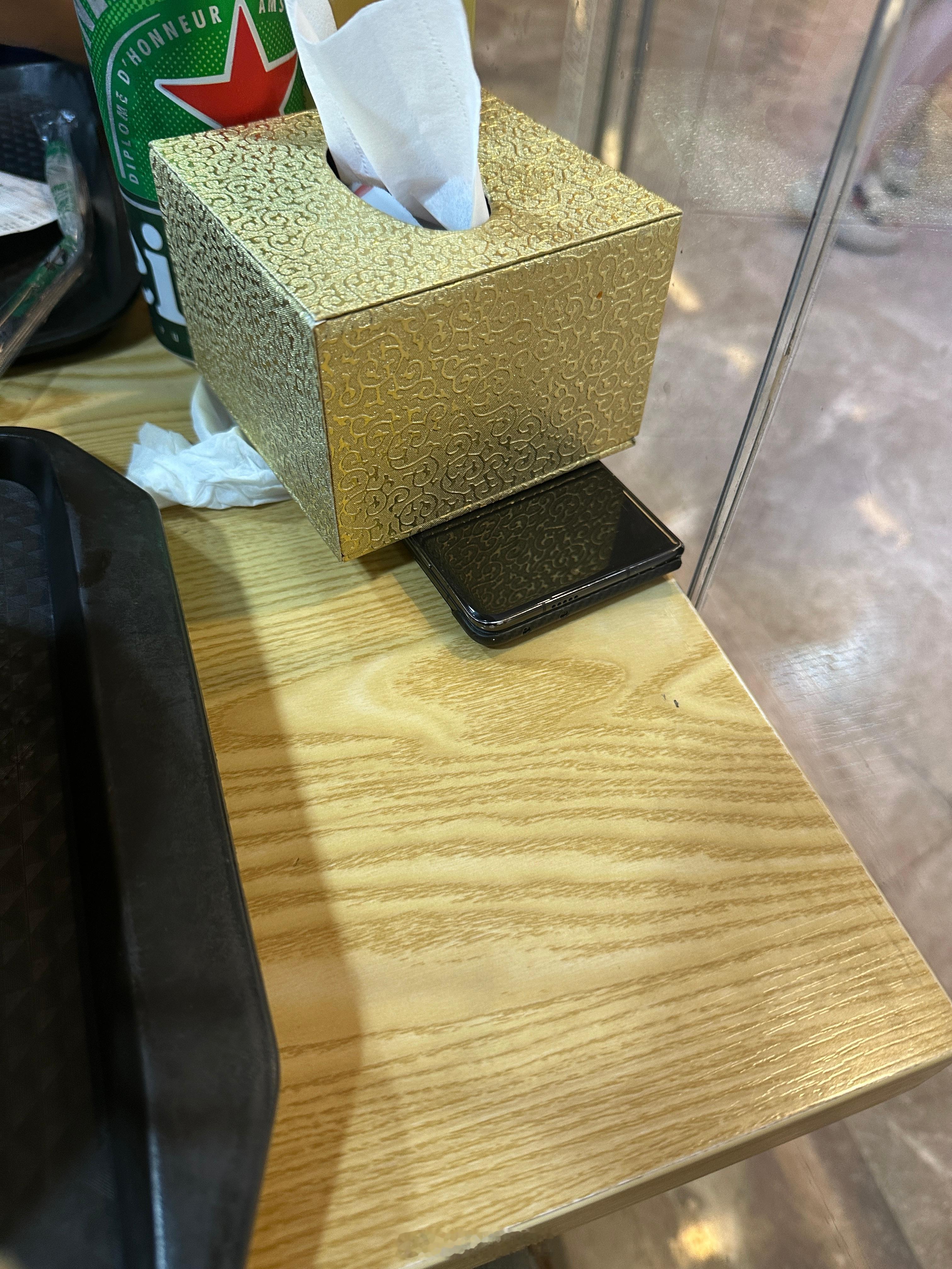 吃饭取餐的时候就把手机放在无人看管的桌子上，我们怕他手机丢了，特意帮他收了起来，