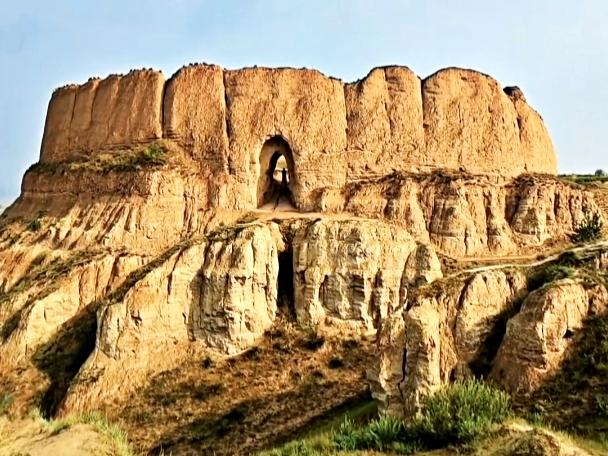 去河北蔚州，去见有600年历史的军堡一西大神堡。

黄土夯筑的军堡，蓝天白云下，