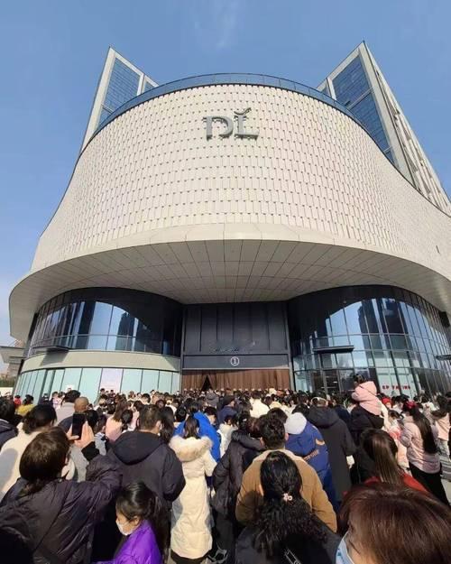 胖东来“暖心人设”翻车？12年老员工因没及时迎客被辞退



 
1. 热搜突袭