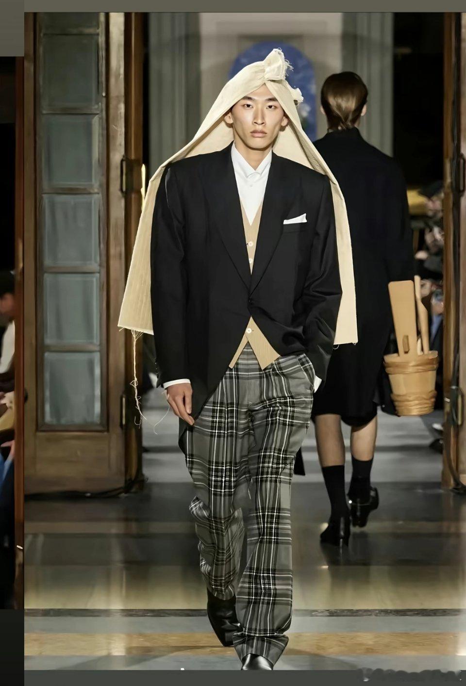 在抖上刷到巴黎世家新款头巾的视频，据说售价27000，网友表示这头巾在他们那里一