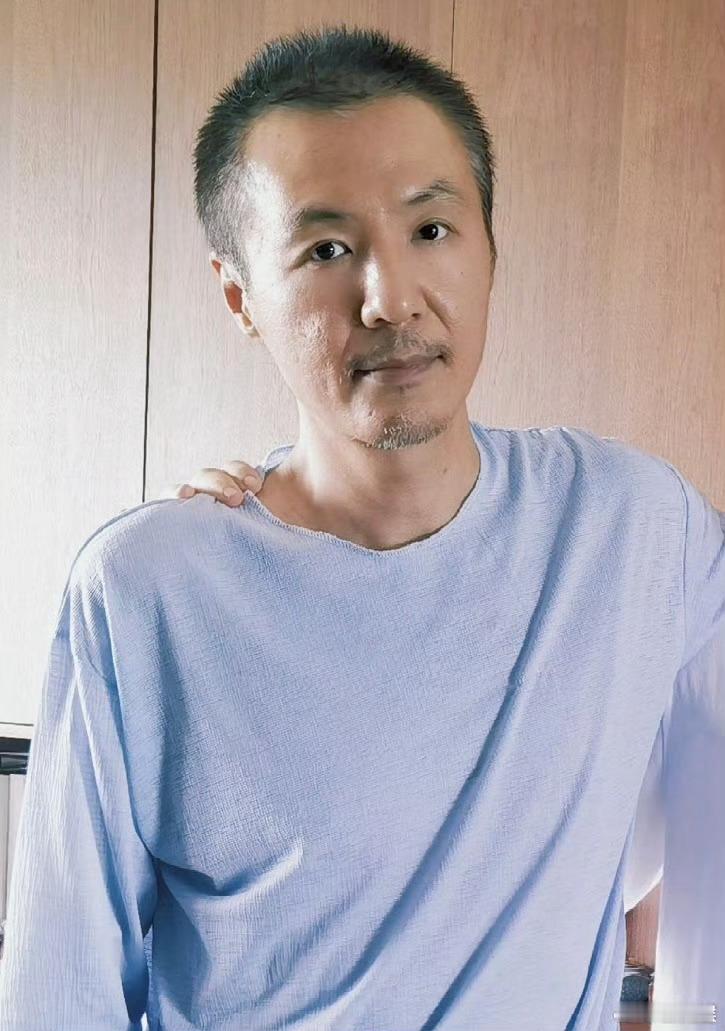 #朴树老了好多##偶遇朴树互加了微信#我真以为朴树一直不用智能手机。之前节目说过