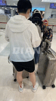 突发，孙颖莎已经到达横滨机场，原来她不是走的VIP，而是专门航班呀。

莎莎看起