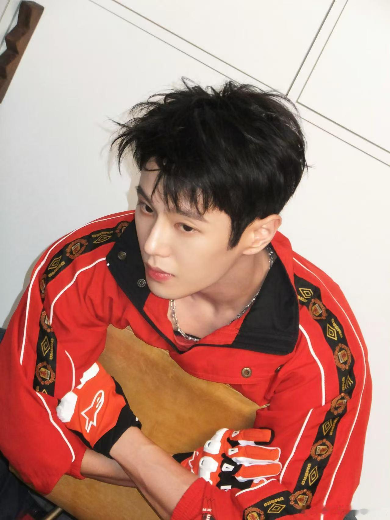 乐华新年全员立flag 从新歌分享自然过渡到新年许愿，整个策划既巧妙又暖心。艺人