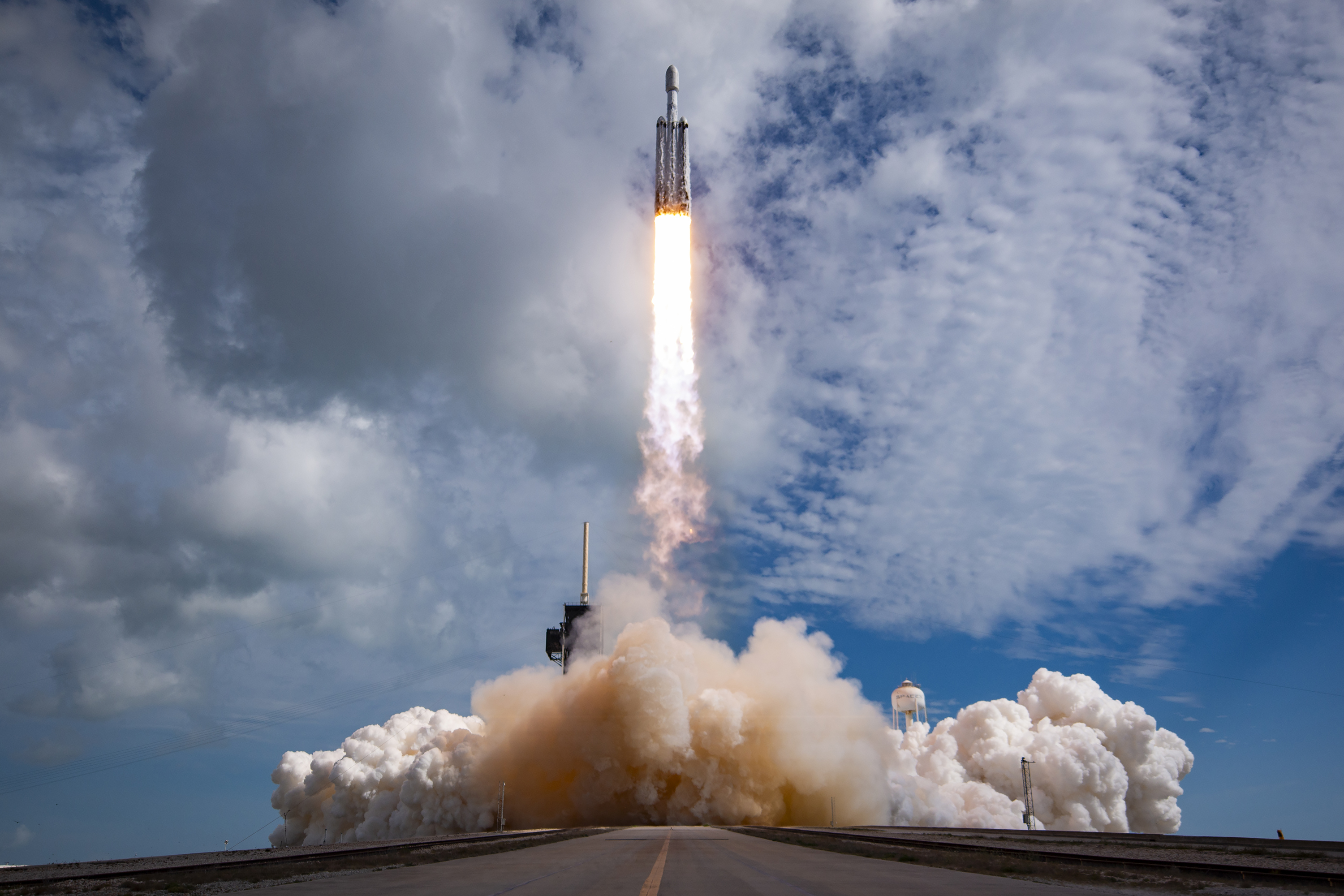 时隔 18 个月，昨天猎鹰重型再次发射并回收。但因为前面 11 次猎鹰重型都发射