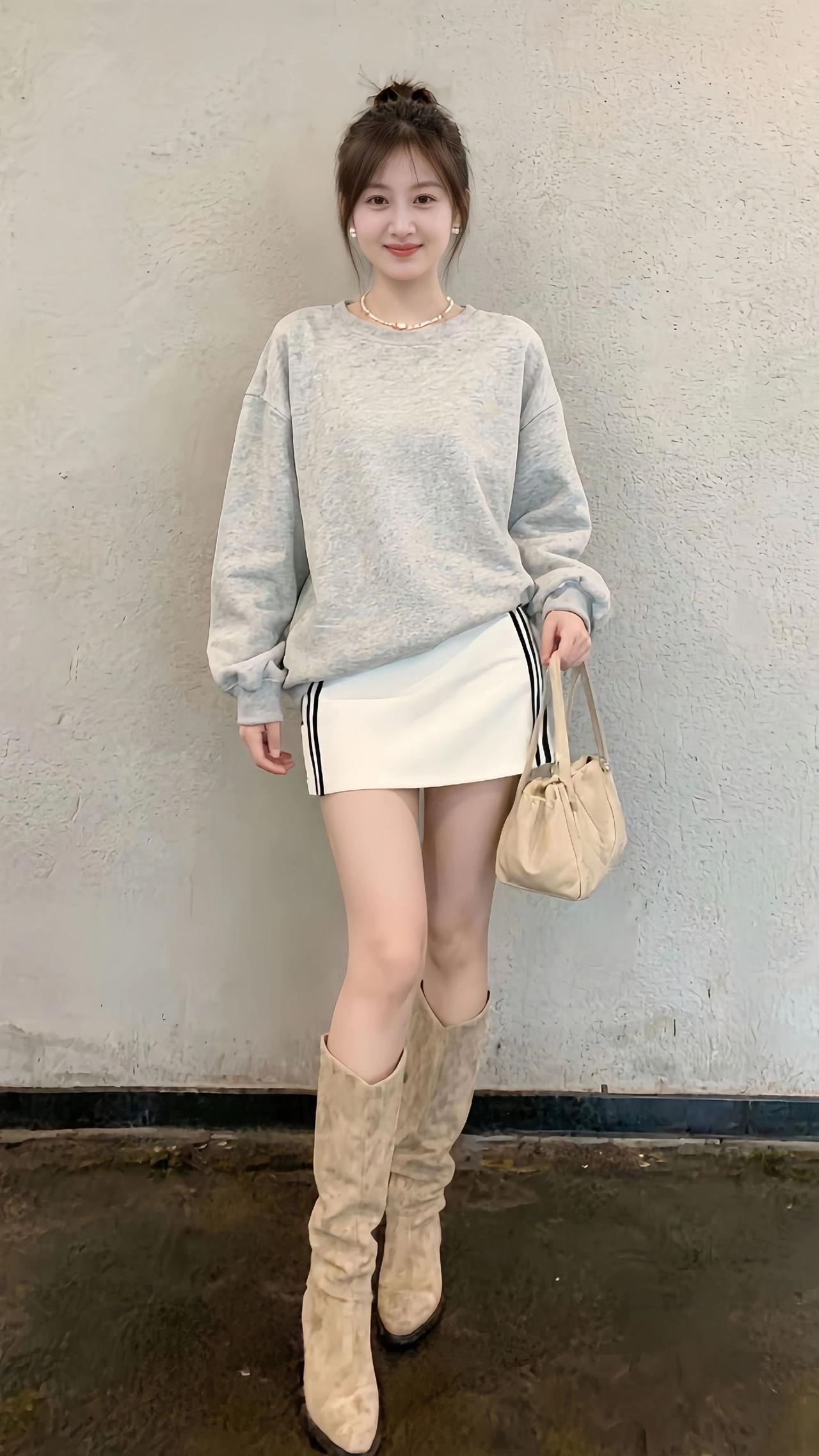 简约休闲穿搭，灰色毛衣+白色短裙，搭配米色短靴，轻松出街！
