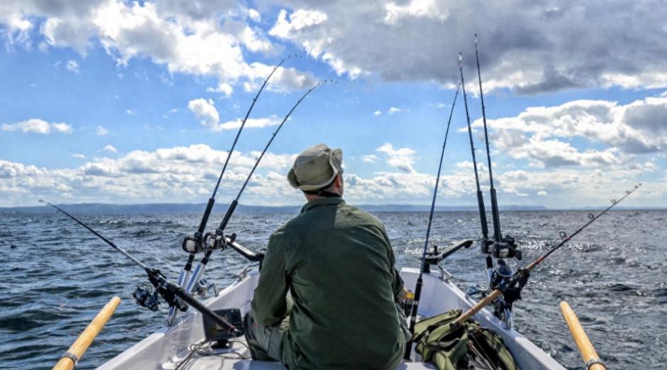 【挪威警惕俄边境间谍，乌和平计划引关注】挪威军方官员称，俄罗斯间谍伪装成渔民和游
