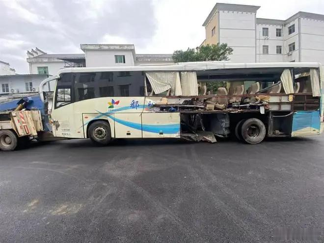 上饶鄱阳县一中考返程大巴发生车祸关于这个事我想说一个问题，现在很多地方县域内中考