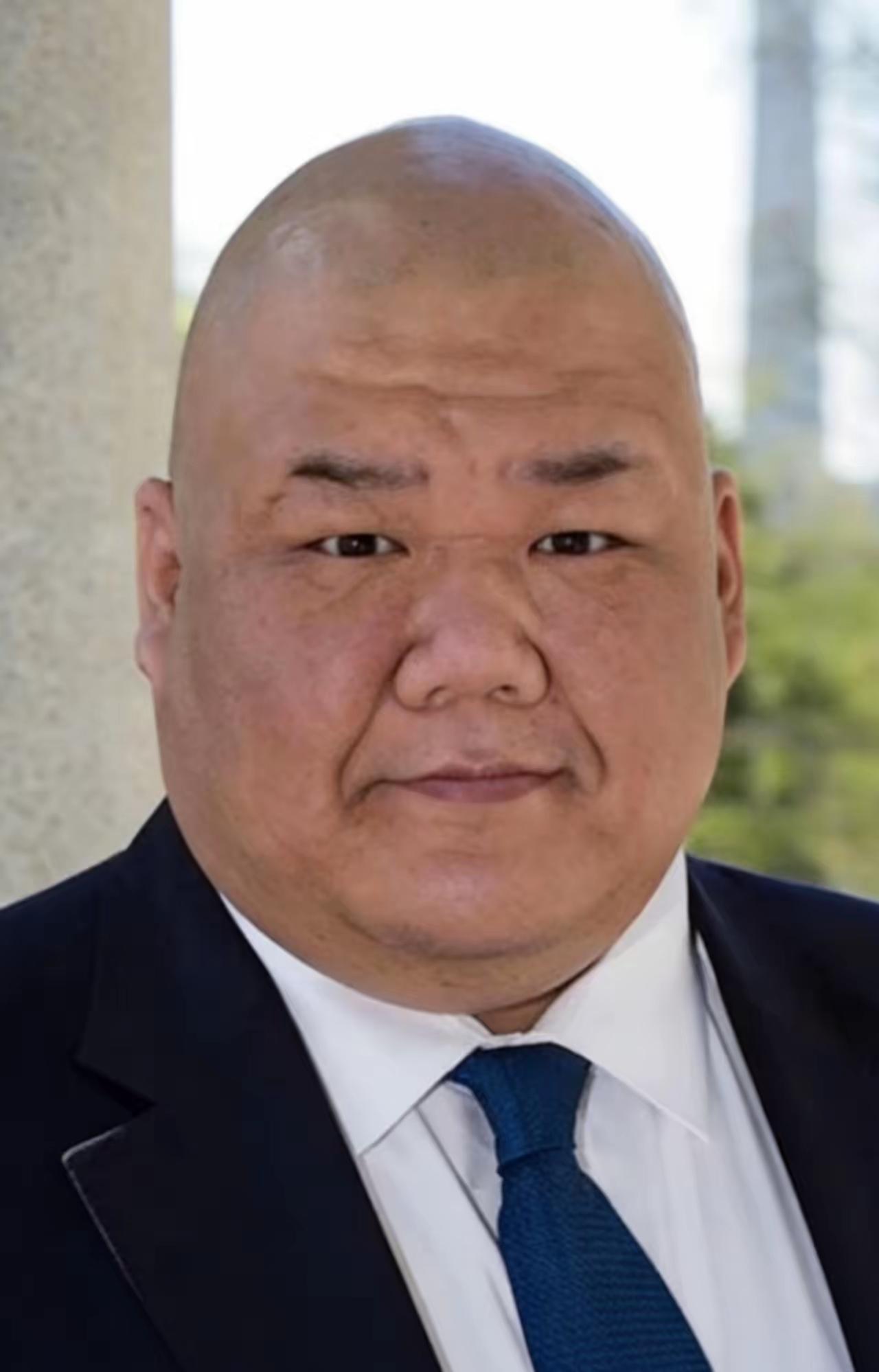 坐在特朗普旁边，没说话，镜头却总扫他两眼的光头；白宫新来的华裔主任，不发通稿不露