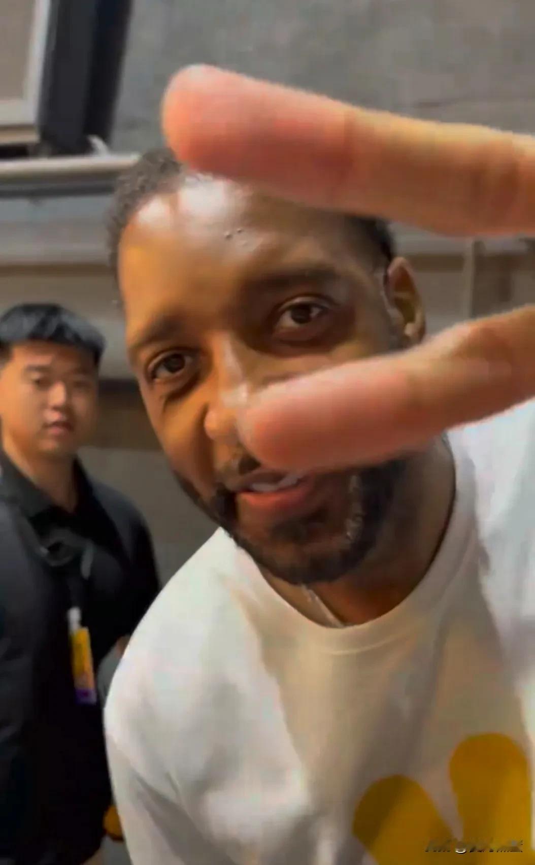 并非贬低AI，但是同为那个年代最受欢迎的NBA球星之一，麦迪显然比AI更友好。