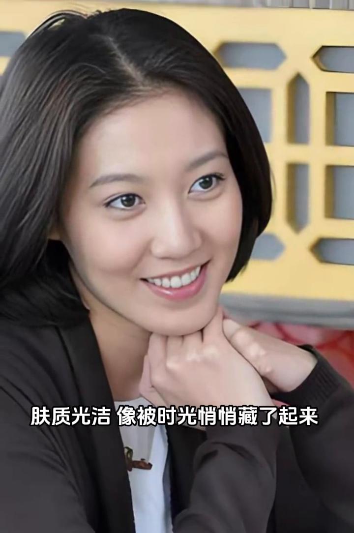功底扎实的女演员，1982年北京生人，中戏毕业多年流逝，她依旧面容清秀，肤质光洁