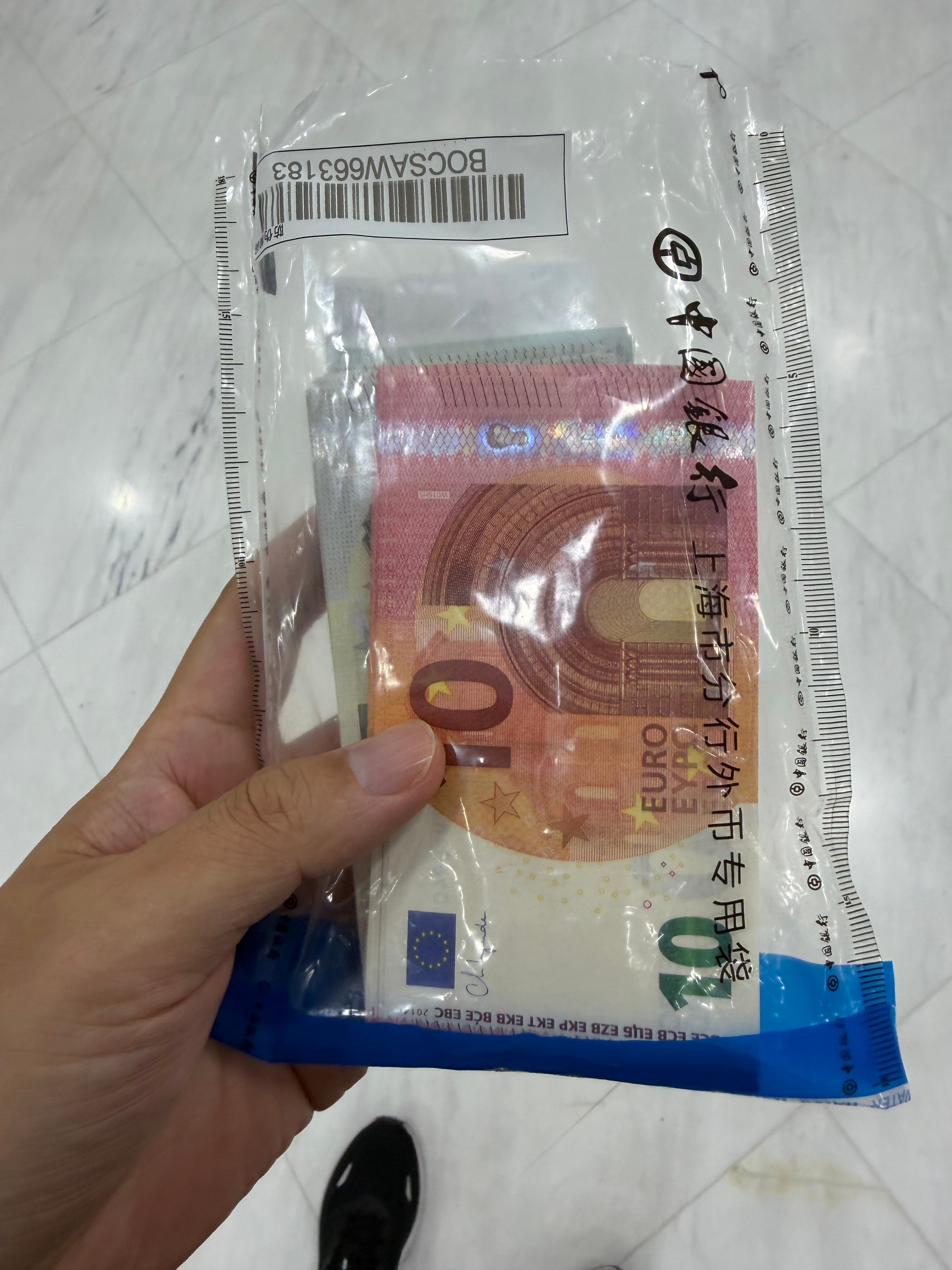 换了1000欧元，给我的全是5块10块的[允悲][允悲][允悲] ​​​