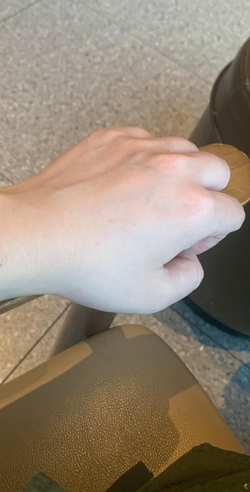 晚上9:30 前脚刚出银泰门🚪突然冒出来一个中年40左右↔️男士 疾步上前 哥