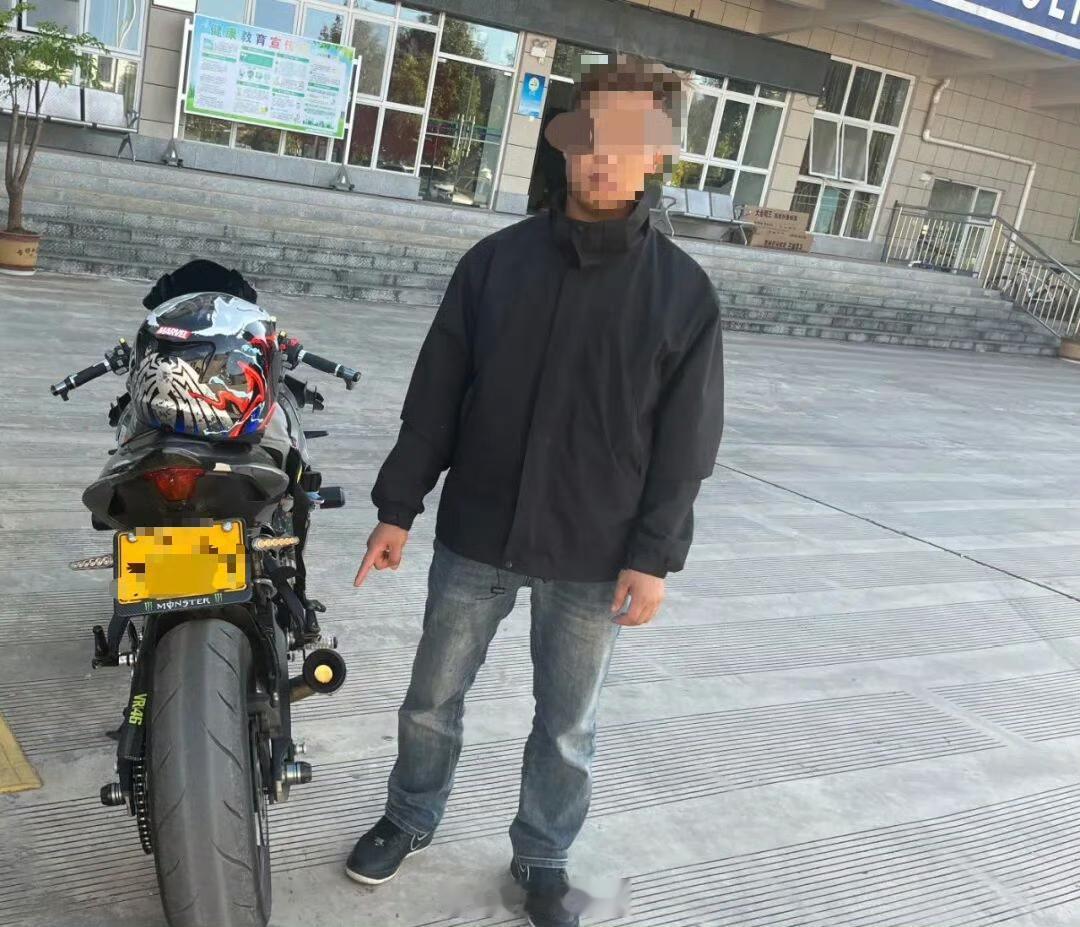 🏍轰鸣街头炫酷？罚单整改没商量！
近日，大理永平县公安局交管大队根据群众举报线