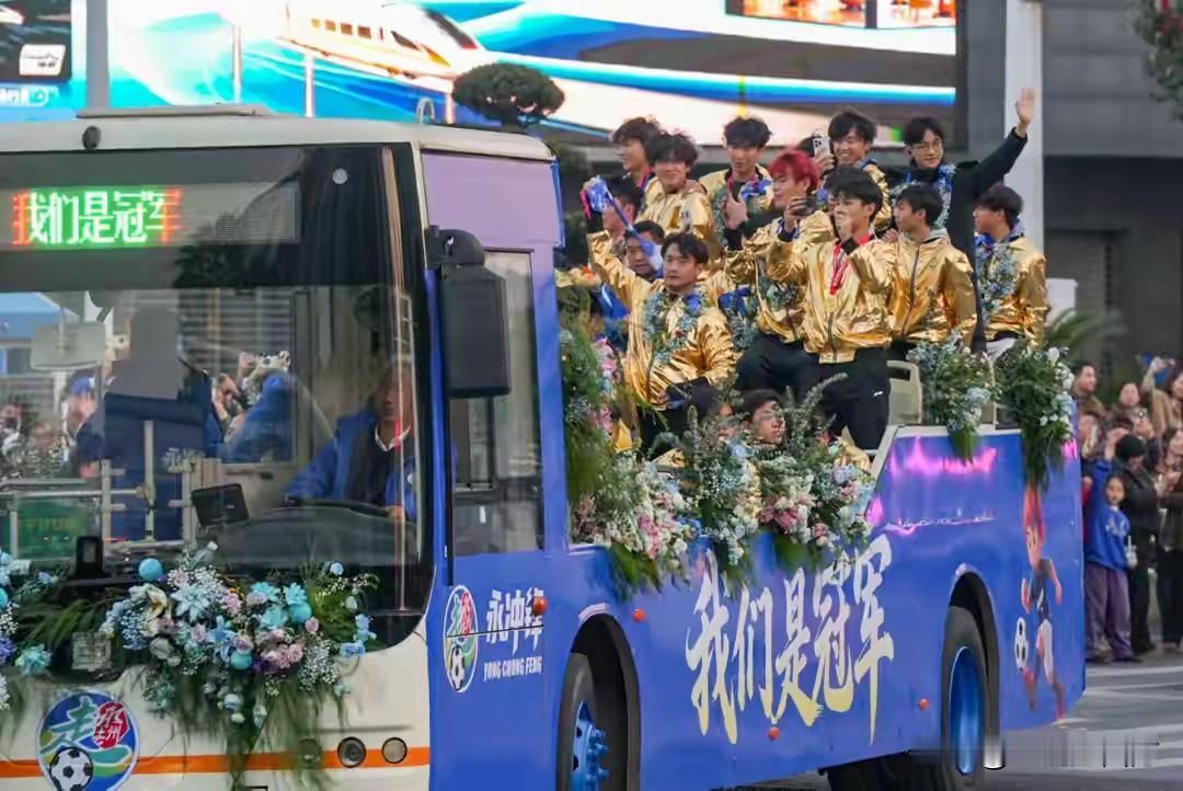 永州队在刚刚结束的湖南省足球联赛夺冠后，回到永州接受了花车巡游的礼遇。