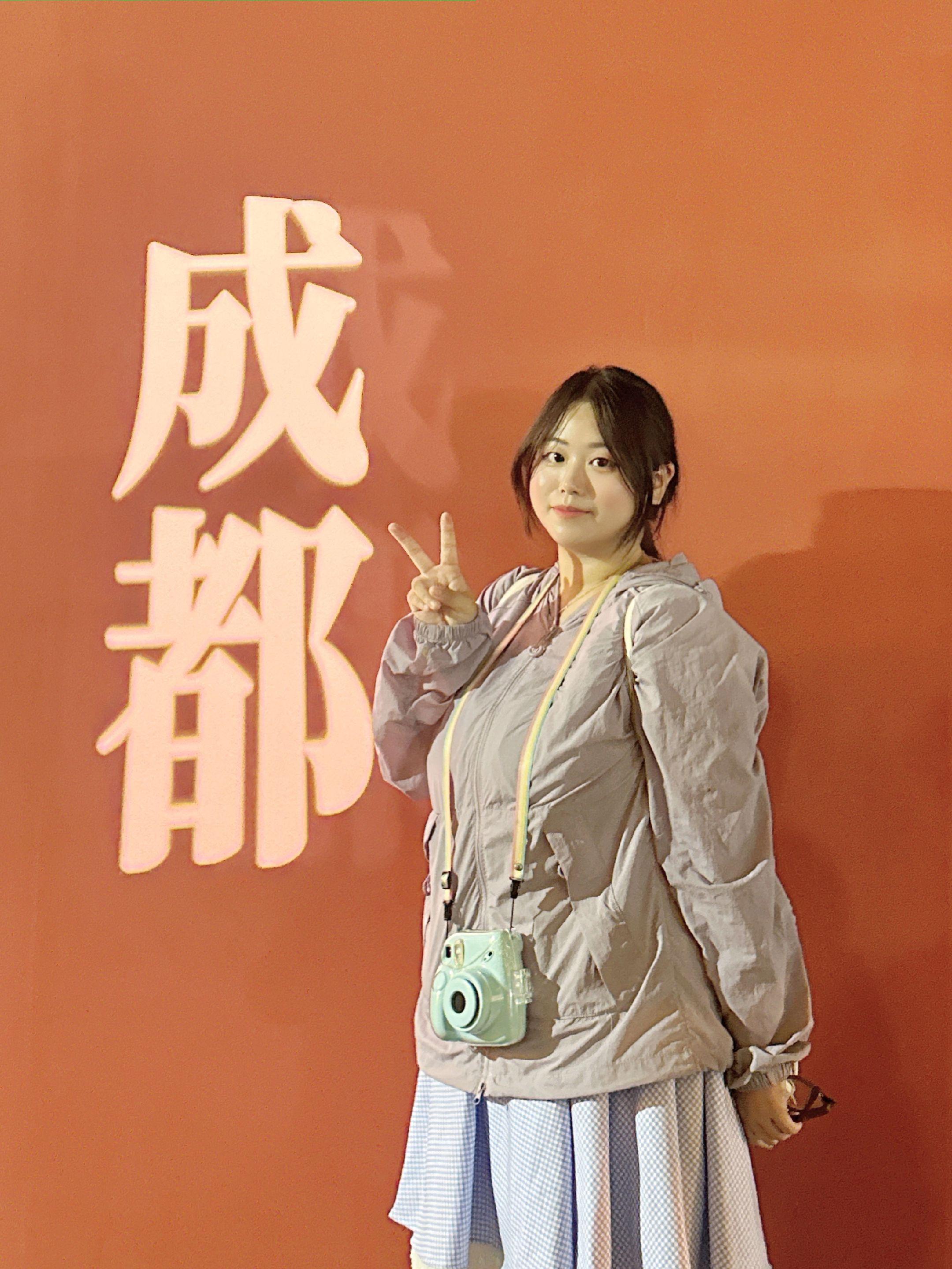 📍𝗖𝗵𝗲𝗻𝗴𝗱𝘂锦里古街。“漫步锦里，古韵悠悠。”🏮👣