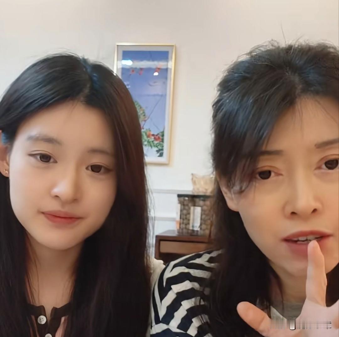五一假期，上海知名新闻主播卜凡与其女儿出镜直播。已从主持岗位退休的卜凡，现已改换