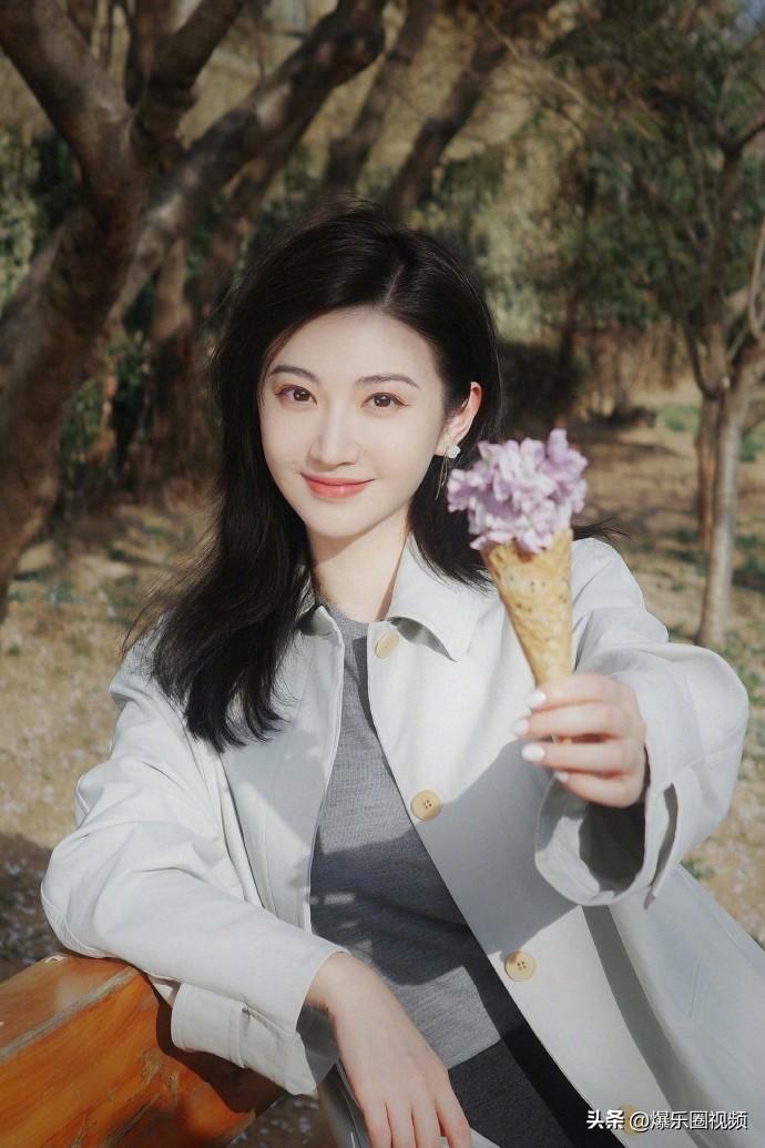 ❤️❤️景甜最新照片，好美丽！
阳光、繁花与甜笑，景甜的春日ootd，是行走的春