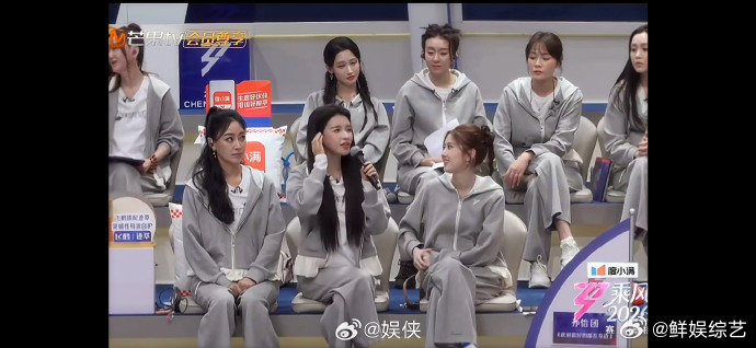 孙怡高情商 孙怡明知对方歌词不熟还主动要三个凳子，既稳妥又体面，高情商绝了！乘风