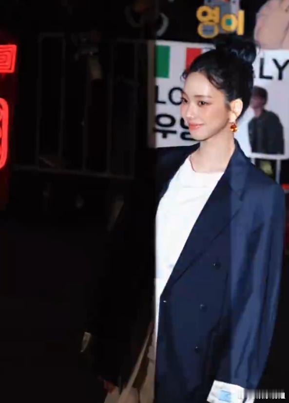 丸子头柳智敏 好漂亮，完全布偶猫吧！真的闪耀米兰，长成这样到底会有什么烦恼！时装