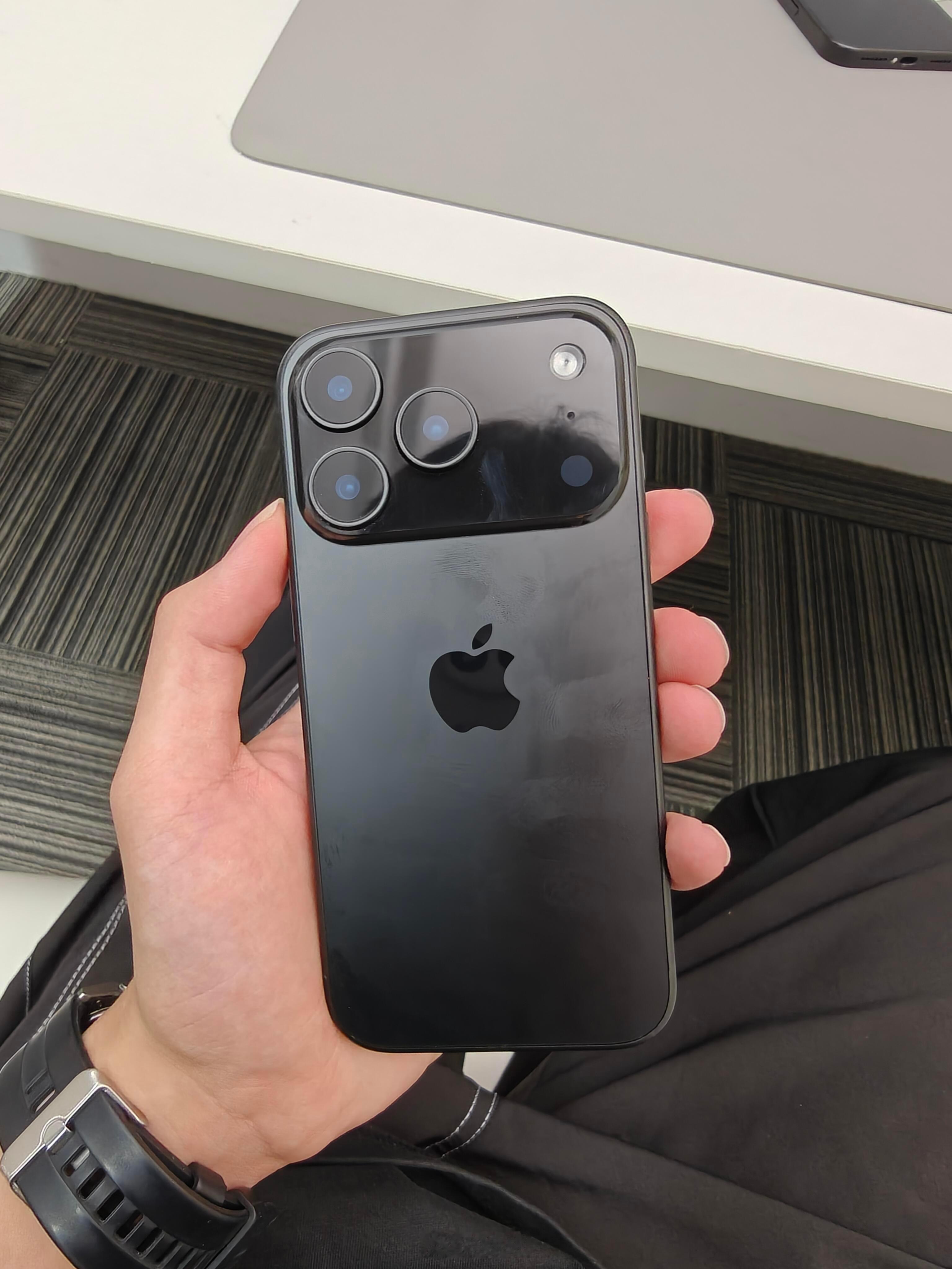 帅的人已经拿到iPhone 17 Pro Max了[doge]iPhone17P