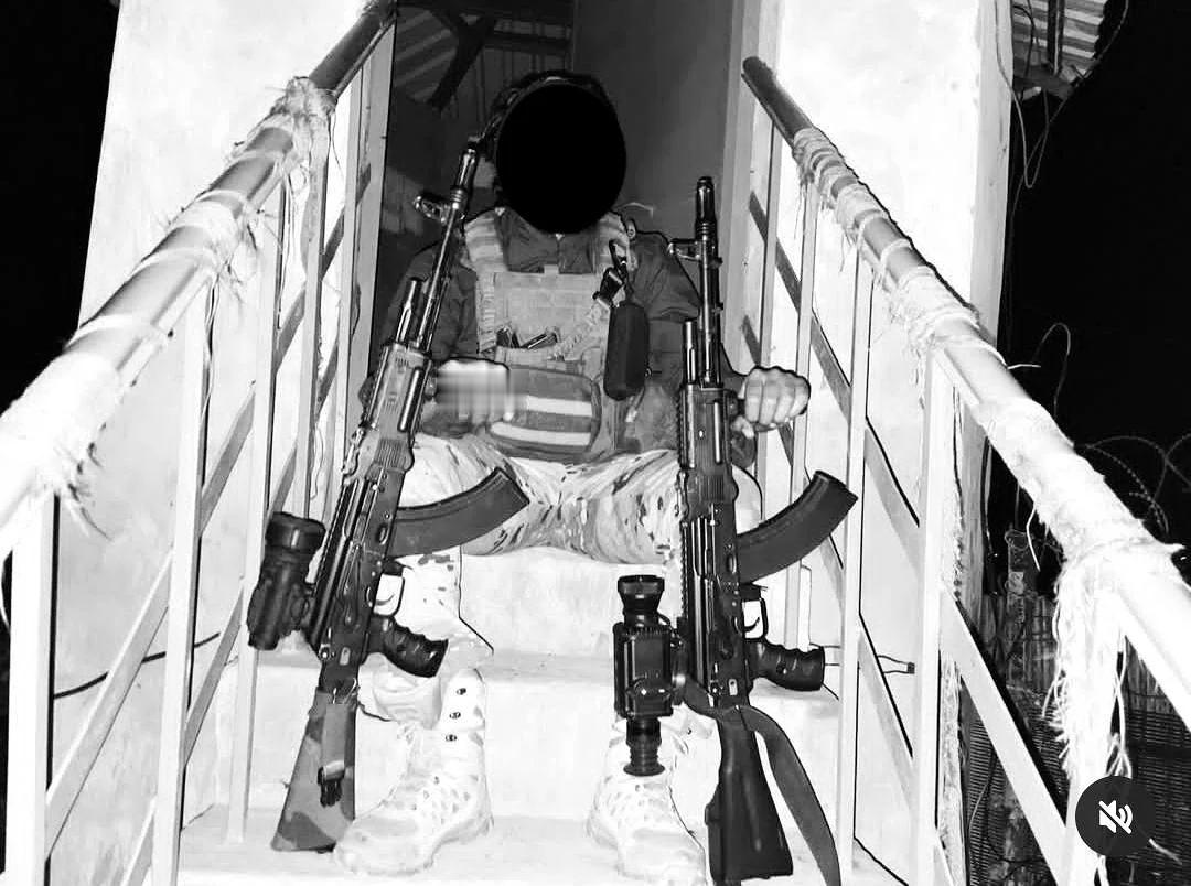 印度士兵与两只带有夜间瞄具的国产阿卡203