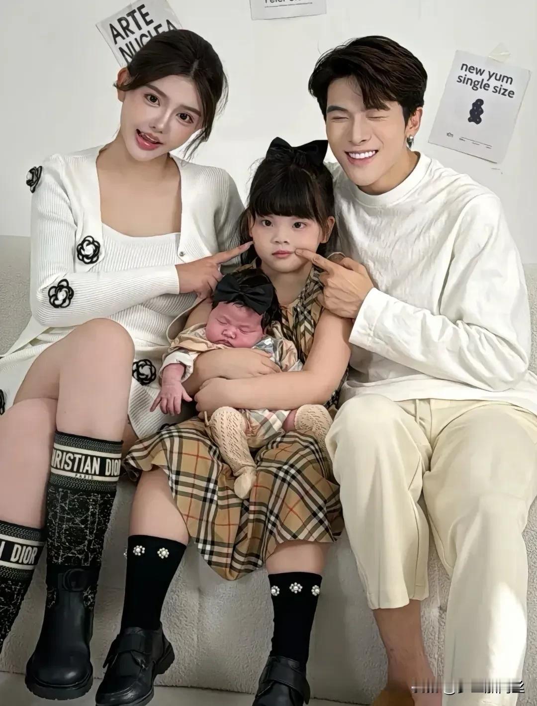 韩安冉已经出月子，在全家福中，小猪妹和小妹妹其乐融融，显得温馨而幸福。韩安冉的丈