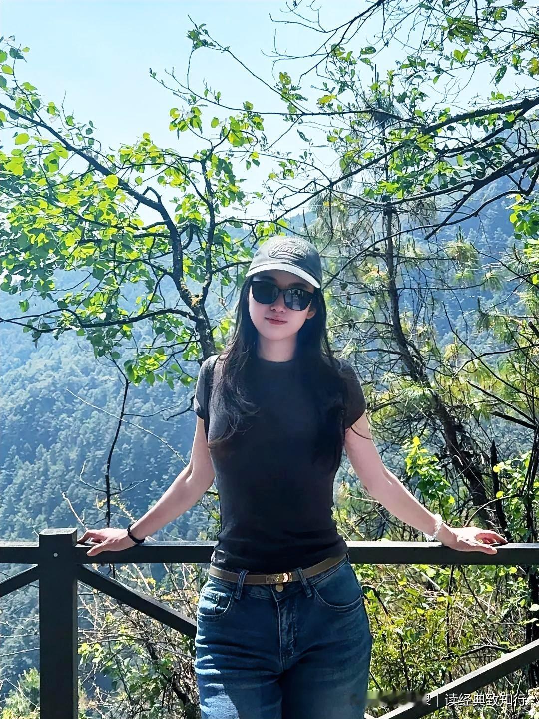 花开花落总关情，荣枯皆是人生境。春来花自开，春去花不语。春风最是解人意，花落虽无