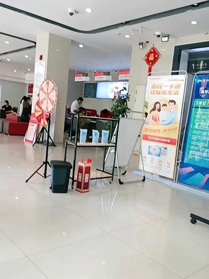 明明足足四个业务窗口，工商银行网点却只单独开放一处受理业务，大厅里大批储户只能扎