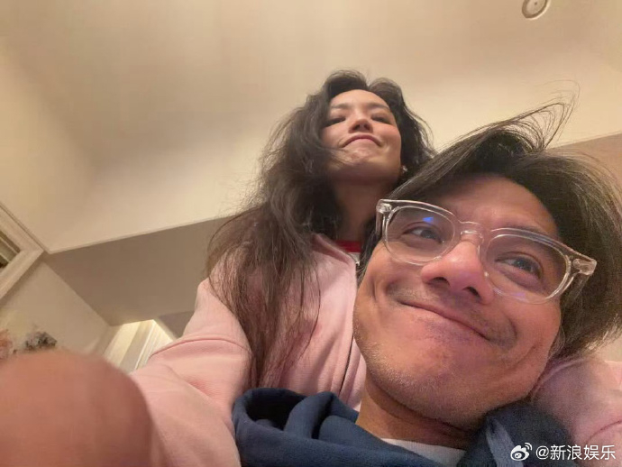 冯德伦祝贺舒淇又拿奖了冯德伦 我将我的公仔挪走 11日，发ins限时动态祝贺《女