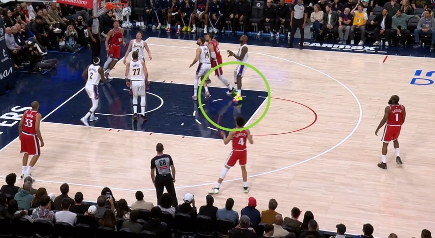 黑子的智商真堪忧！詹姆斯站在祖巴茨后面，脚也没动，祖巴茨落地的时候，脚往后面蹬想