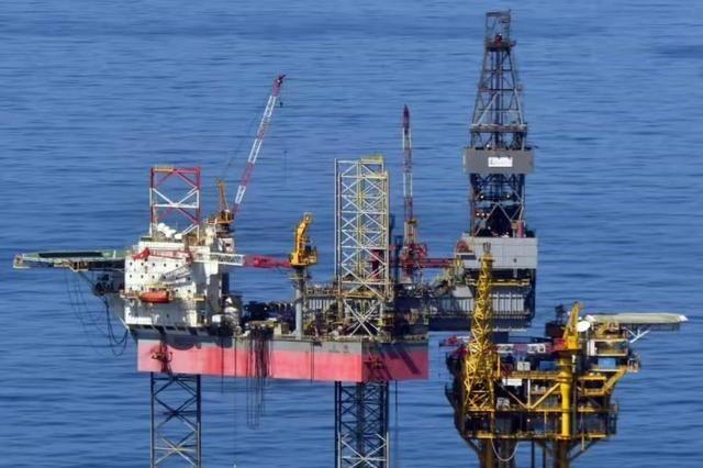 日本外务省此前称确认中方在东海“中间线”的中方一侧海域，正推进建设一座新的海上钻