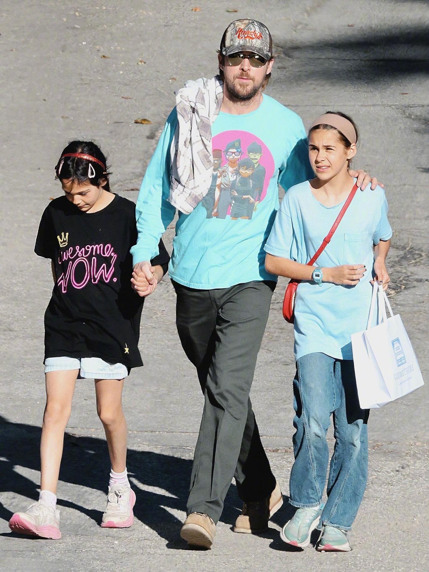 瑞恩·高斯林周末带着女儿们逛了圣塔芭芭拉的书店被拍。12岁的埃斯梅拉达和10岁的