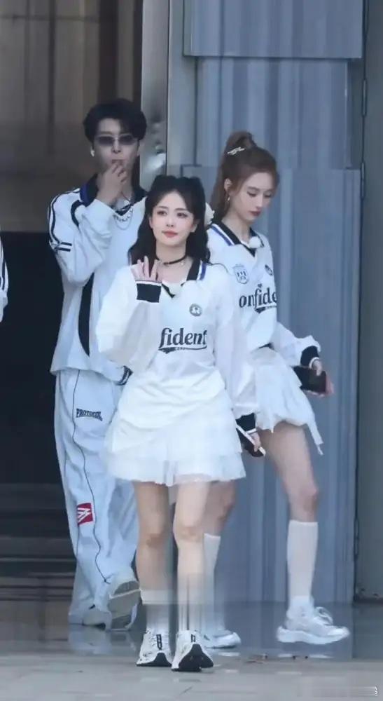 徐艺洋从白鹿身后走过，半个头身高差直接杀疯跑男路透！ 你刷到那段视频，绝对会倒回