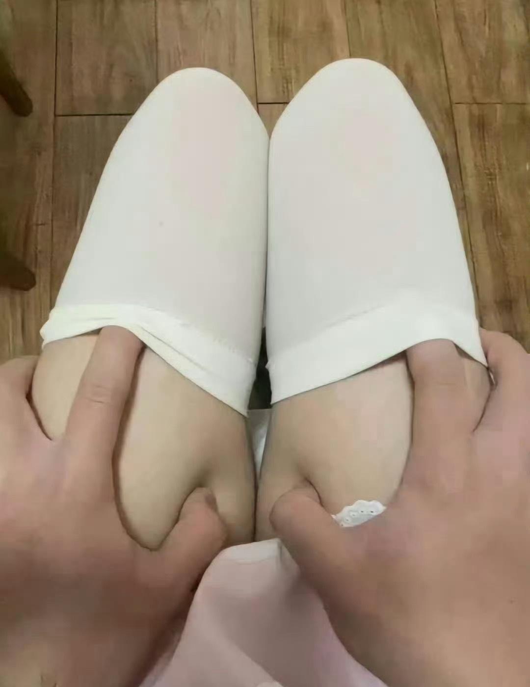 第一次见网友 紧张的抠腿 ​​​[翻白眼]  ​​​
