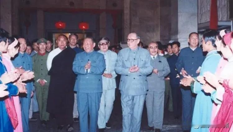 上世纪八十年代，乌兰夫、赛福鼎，杨静仁，确吉坚赞等接见少数民族代表时的照片。其中