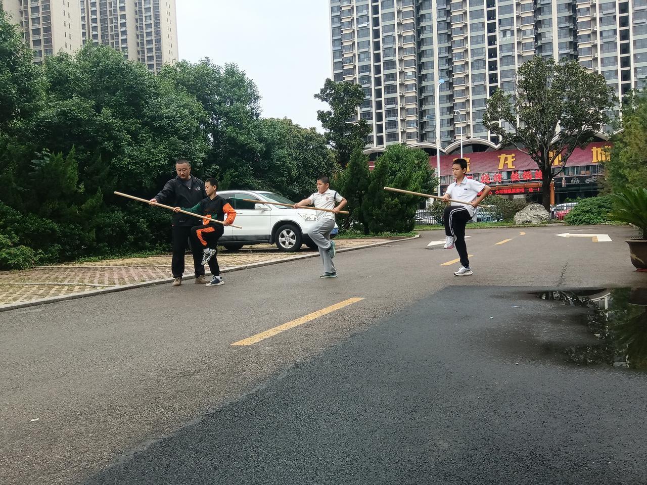 周末孩子们来练功，再传形意五行刀。五行拳、五行刀、连环棍是形意拳的核心技法。