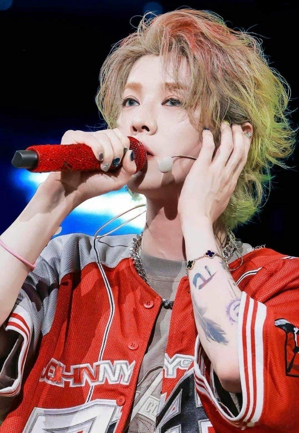 鹿晗就这么水灵灵地喊了宝贝头发染的五颜六色，脸上画了浓妆，纹身还有指甲油，你喜欢