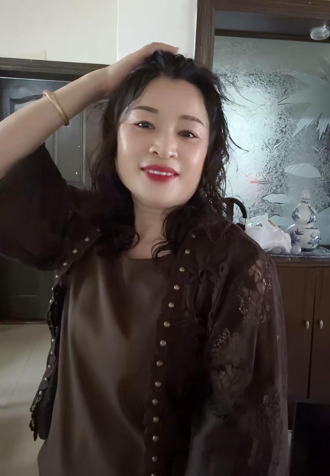 说的对，人到一定年纪，不再追求万众瞩目，只求舒心自在，眼里有笑，心中安然，简单知
