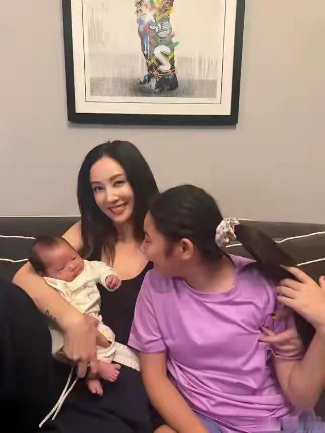 45岁郑希怡二胎！和女儿共用一张脸，家居服暴露身材毫无生育痕迹 ​​​