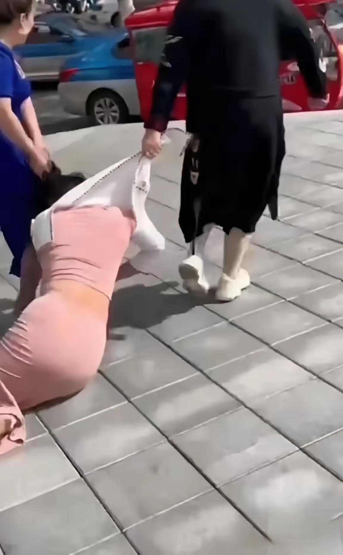 朋友老婆出轨被他带人抓了现行。朋友铁了心要离婚，那女人跪在地上求他原谅，哭着说这