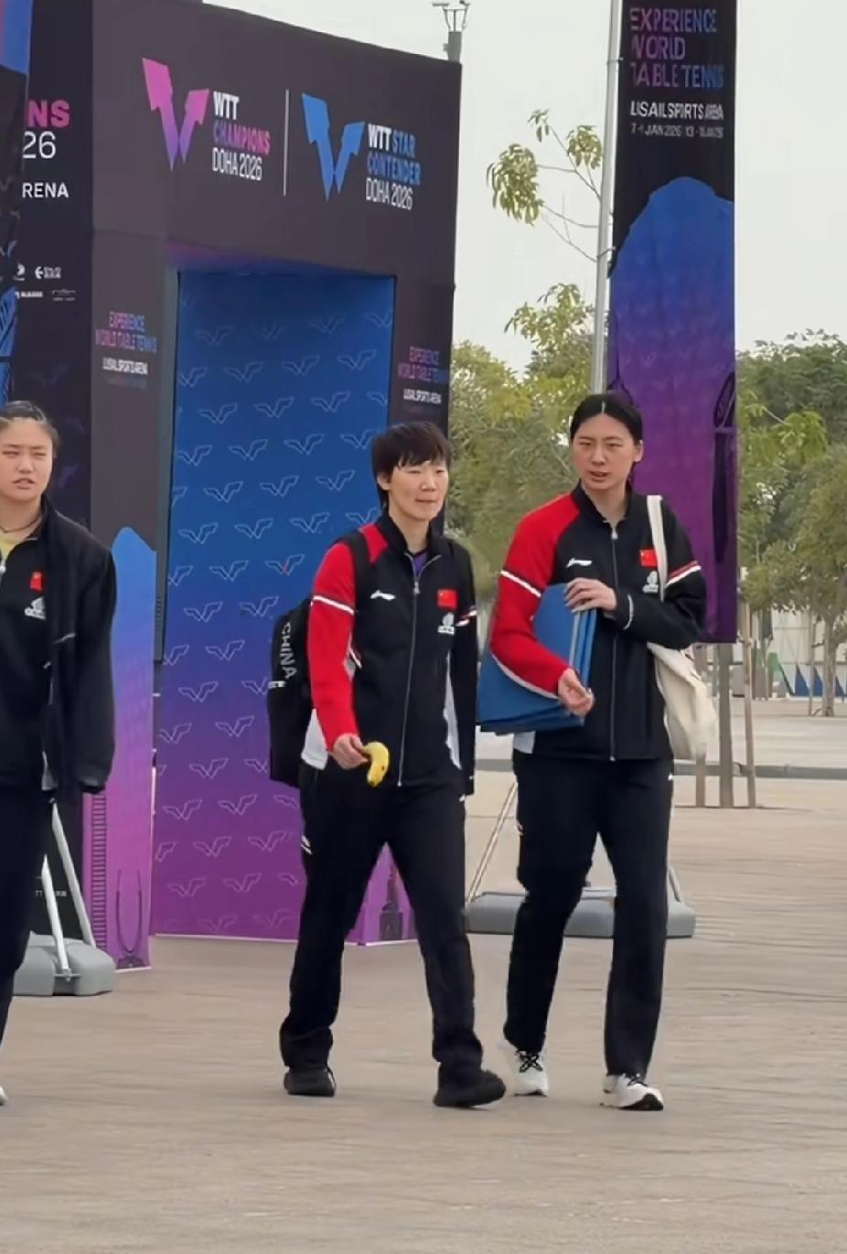 王曼昱输球后与队友复盘：三姐妹并肩前行
 
多哈的风，没能吹散王曼昱眼中的坚定。