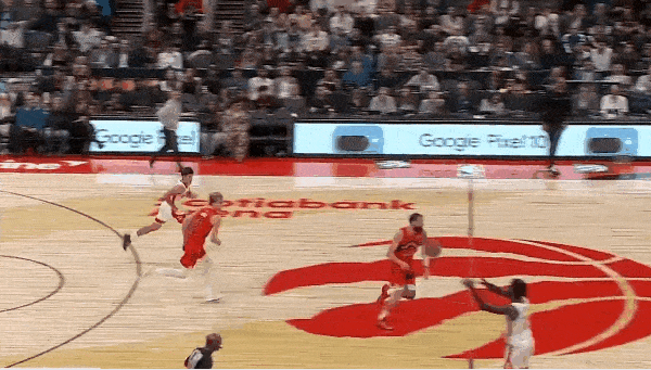 闹着玩呢？伊森今天连进两记压哨！
在今天NAB常规赛火箭对阵猛龙的第三节比赛最后