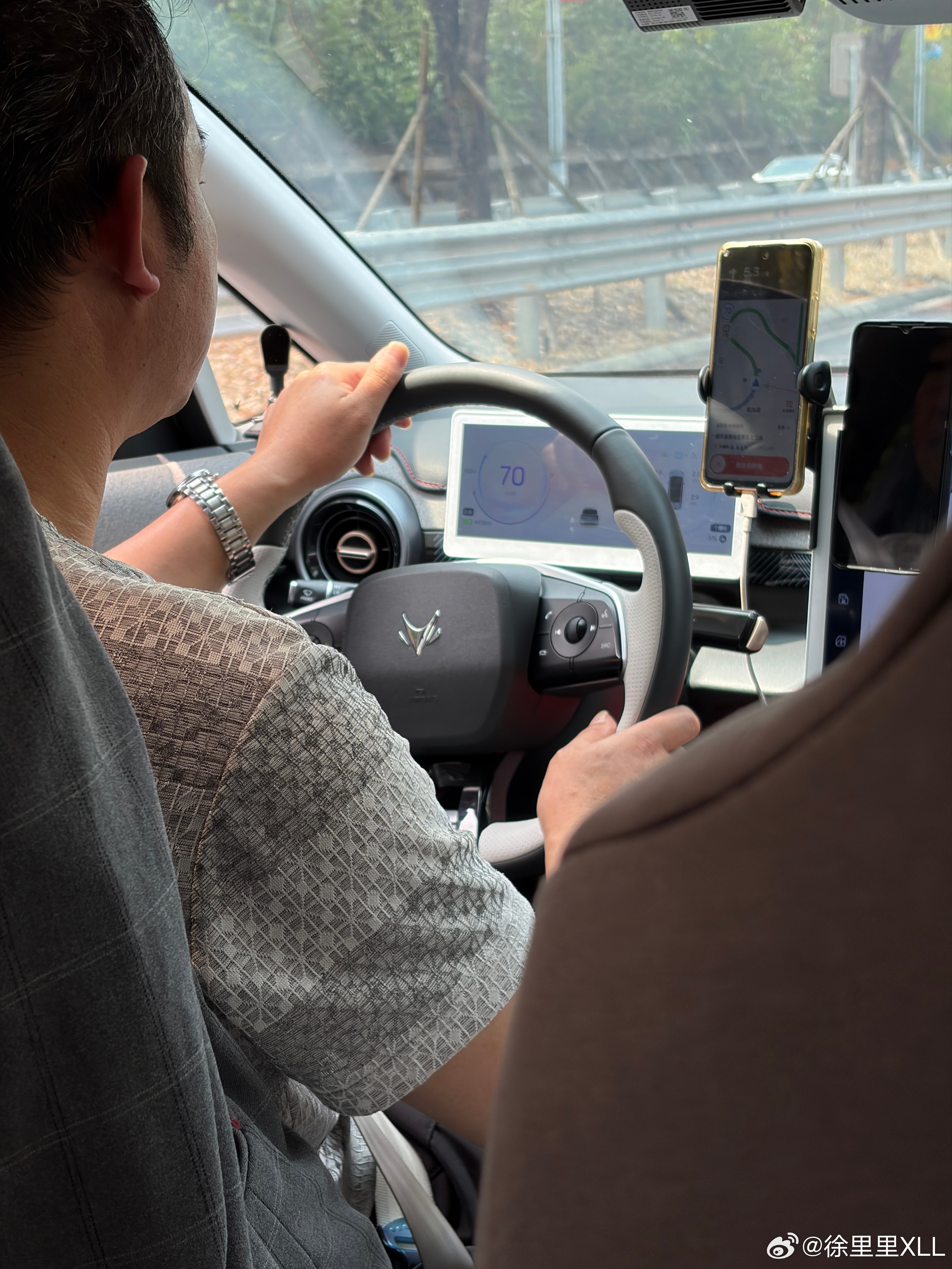 落地腾冲啦。接机的是辆极狐考拉S。第一次坐这个车。看着不大，实际内部空间巨大。特