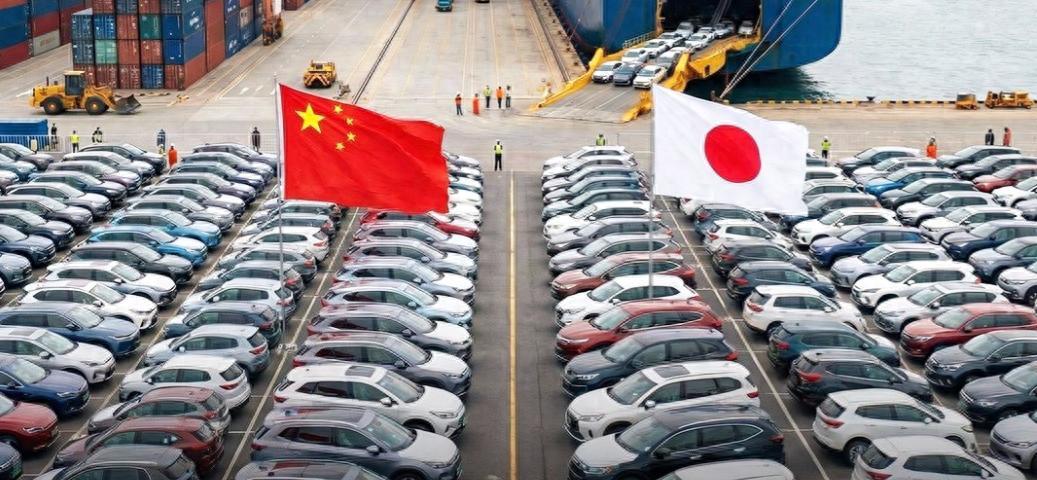 银座的便利店还亮着霓虹，新干线照样秒不差发车。很多人以为日本仍是那个精致、守时、