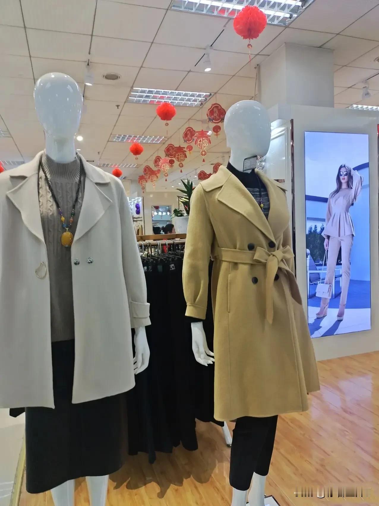 我不想逛服装店的原因是，推门刚进去，就会有一个或者几个店员跟着我，问，姐，你是想