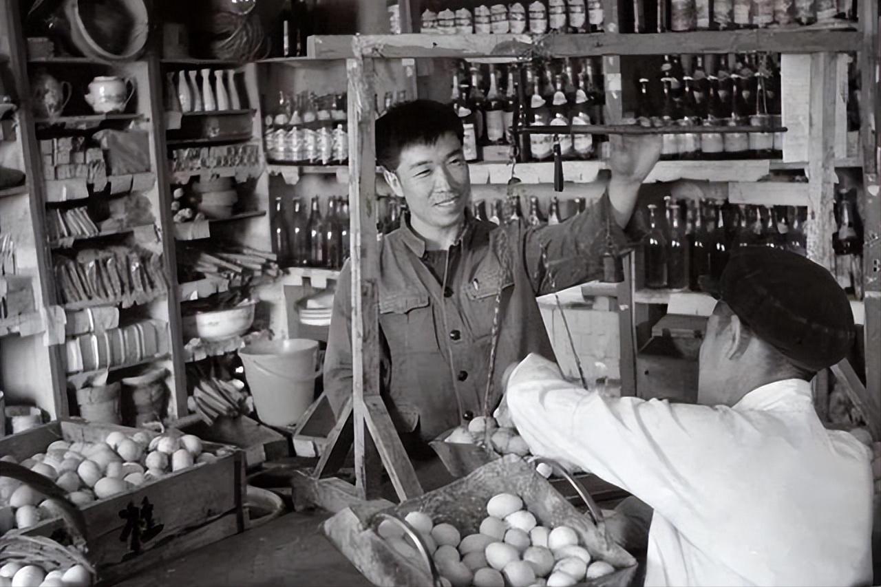 1978年，黄冈林家大湾供销社营业员林从旭获释，回到了家中，却发现空无一人。向邻